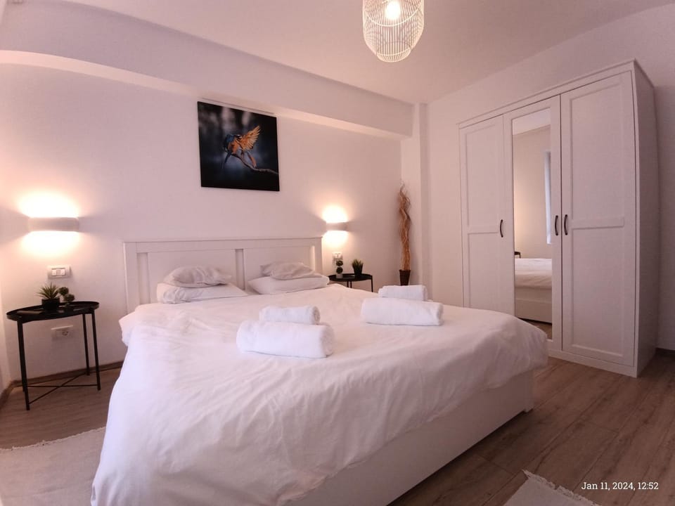 Bed, Photo of the whole room, Bedroom, towels