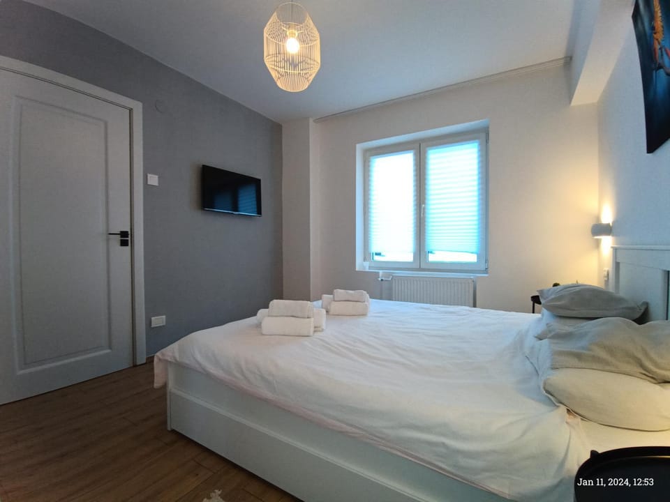 Bed, TV and multimedia, Photo of the whole room, Bedroom, towels