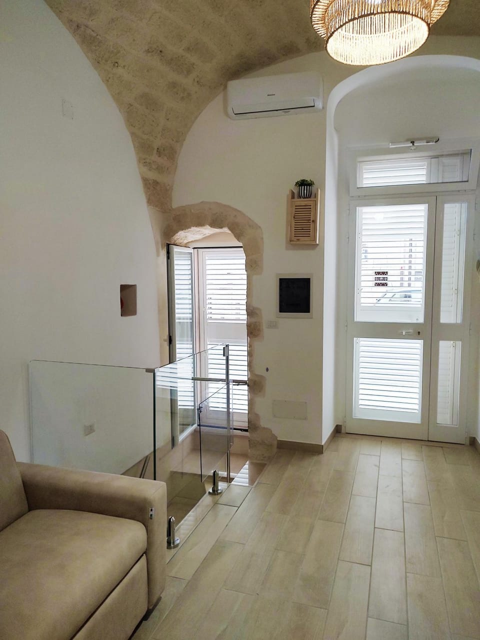 Living room, internet, air conditioner