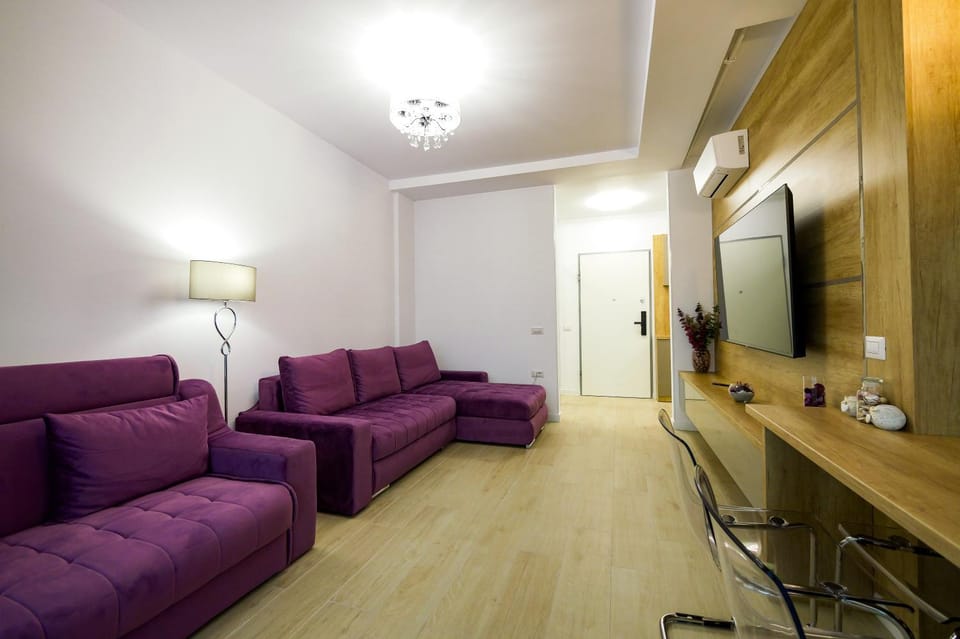 Facade/entrance, TV and multimedia, Living room, air conditioner