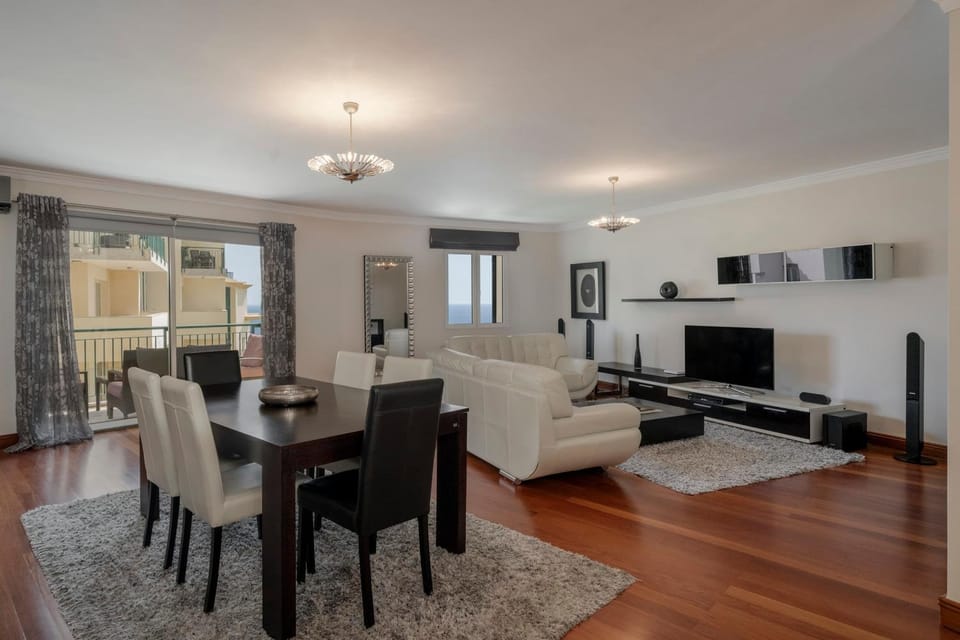 Communal lounge/ TV room, TV and multimedia, Living room, Seating area, Dining area
