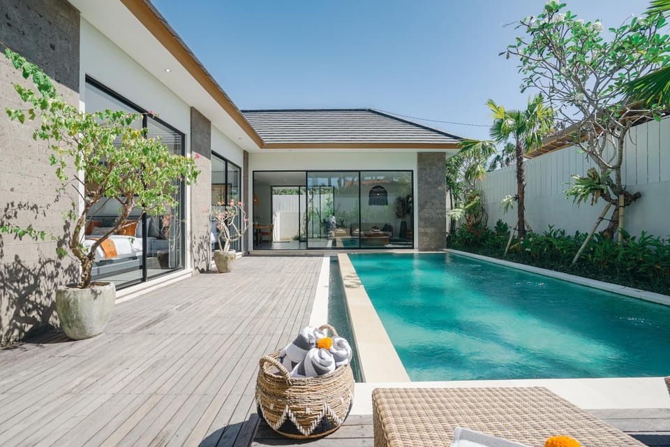 Property building, Day, Garden, Garden view, Pool view, Swimming pool