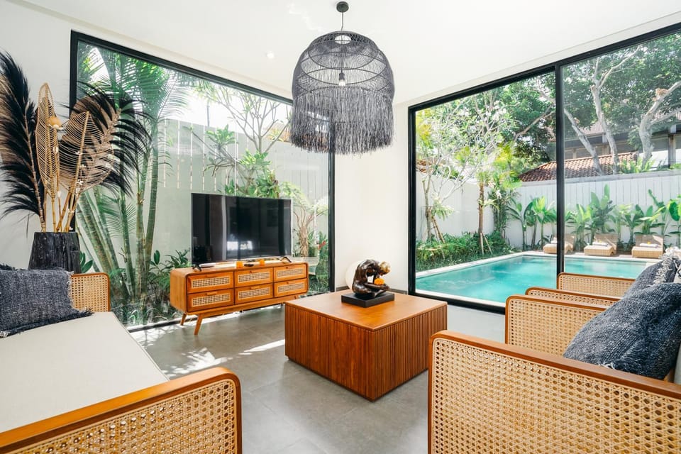 TV and multimedia, Living room, Seating area, Pool view