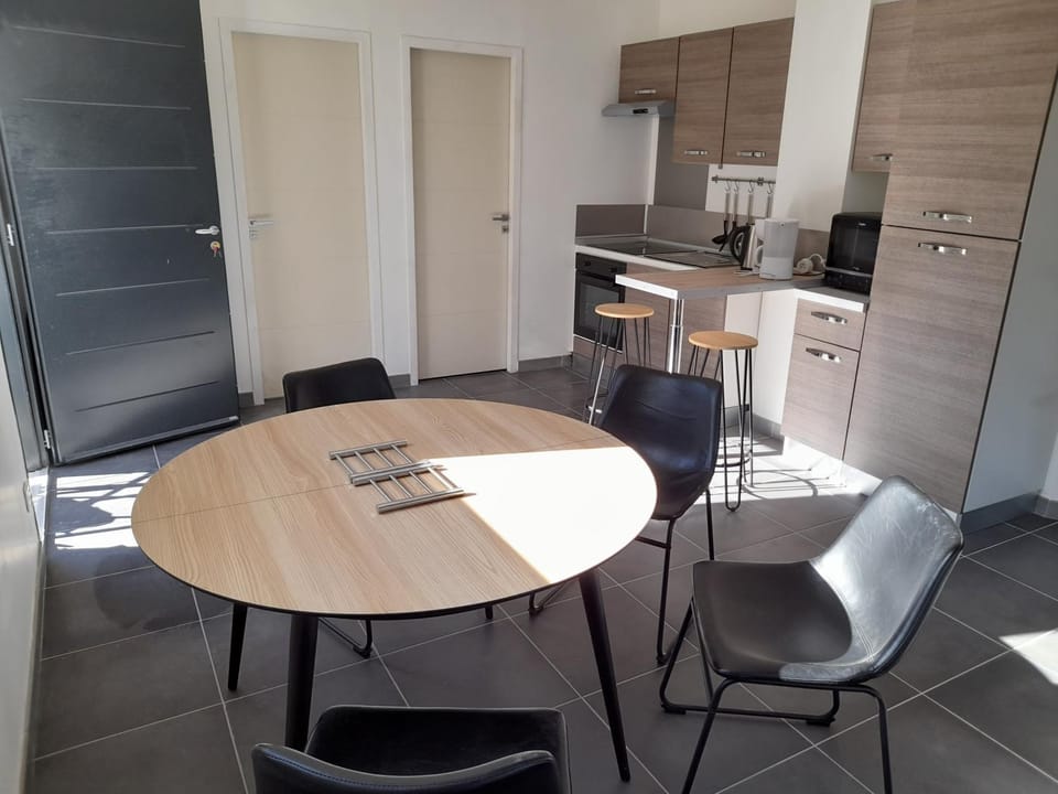 Kitchen or kitchenette, Dining area, minibar, pet friendly, stove