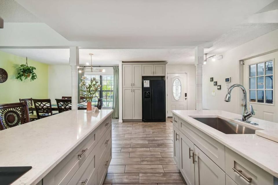 TRANQUILITY! PRIVATE Gated Estate! Boats, RVs OK! Has Separate Apt, Fishing, Hiking, LOW Rates! House in Poinciana