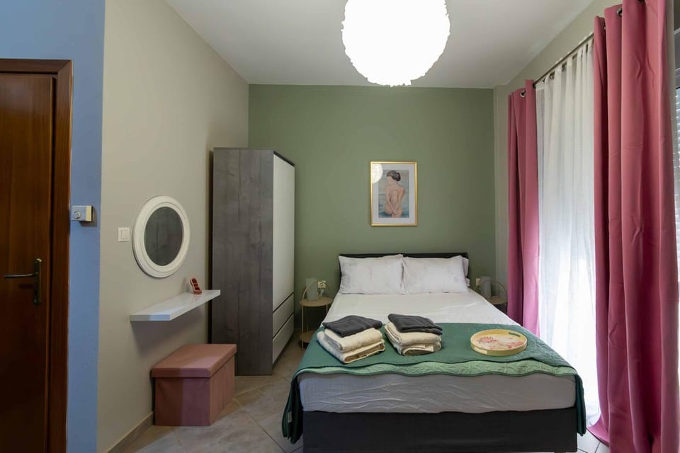 Photo of the whole room, Bedroom, wardrobe