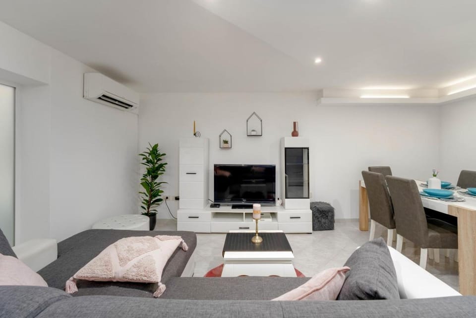 TV and multimedia, Living room, air conditioner