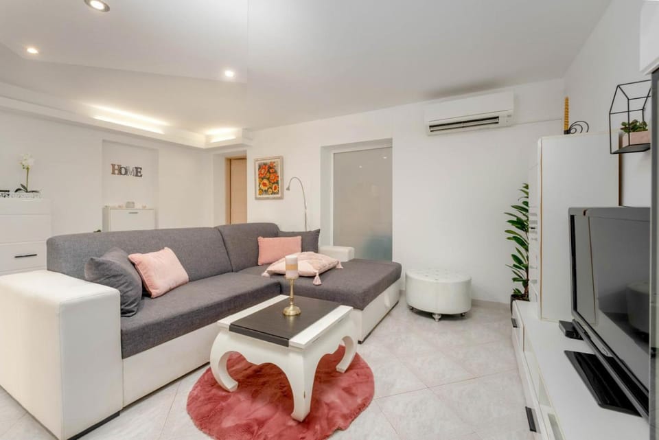 TV and multimedia, Living room, air conditioner