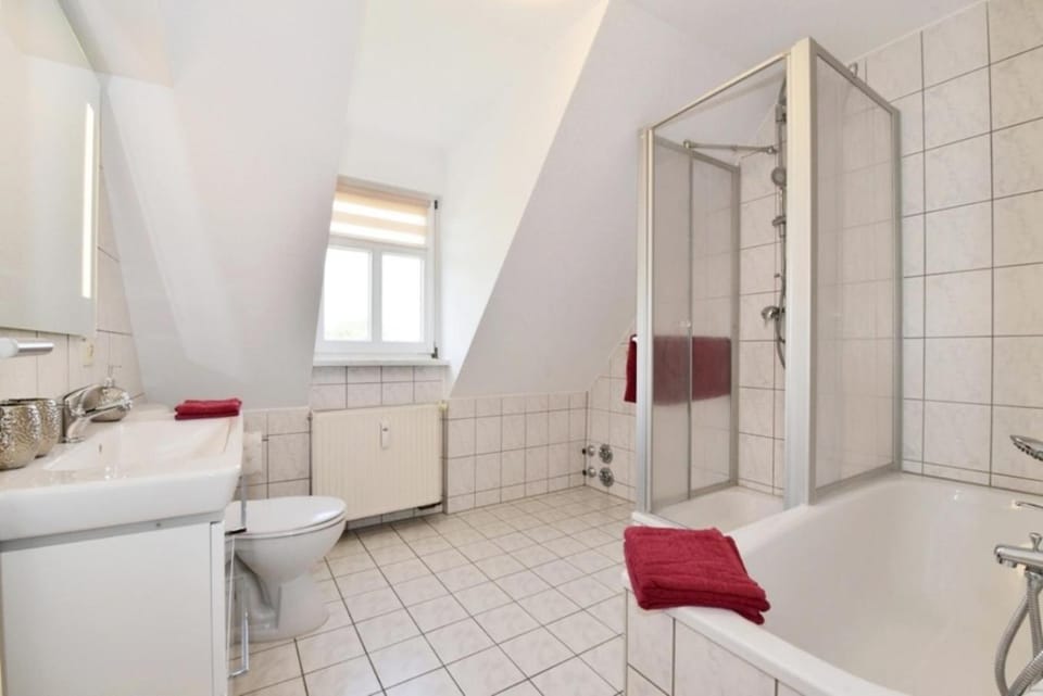 Shower, Toilet, Bathroom, Bath