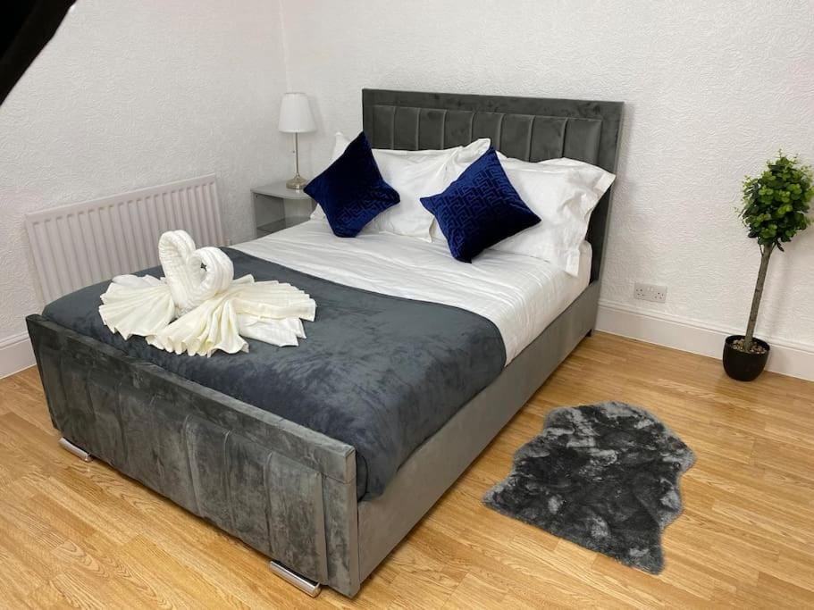Bed, Photo of the whole room, Bedroom, towels