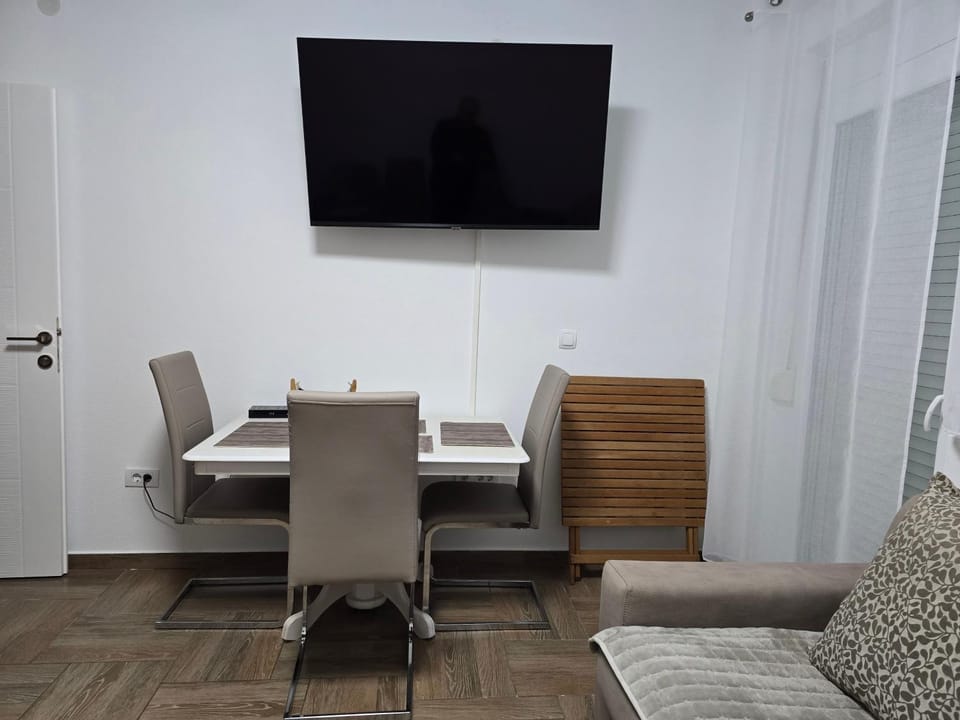 TV and multimedia, Seating area, Dining area