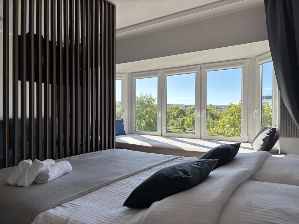 Bed, Photo of the whole room, towels