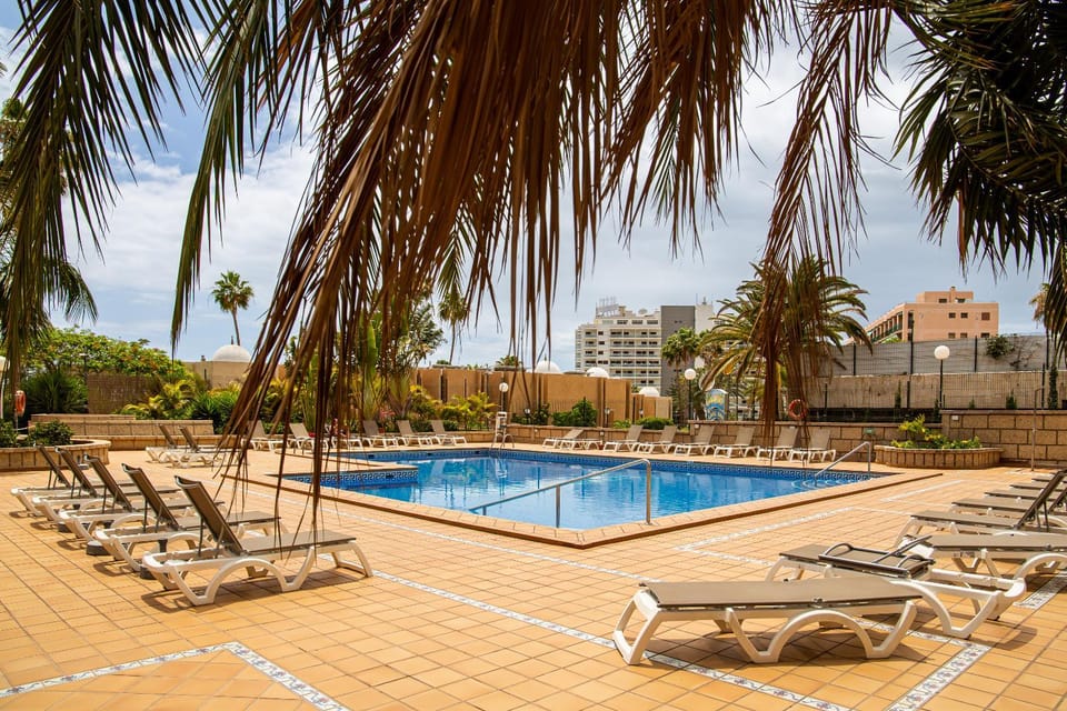 Swimming pool, sunbed