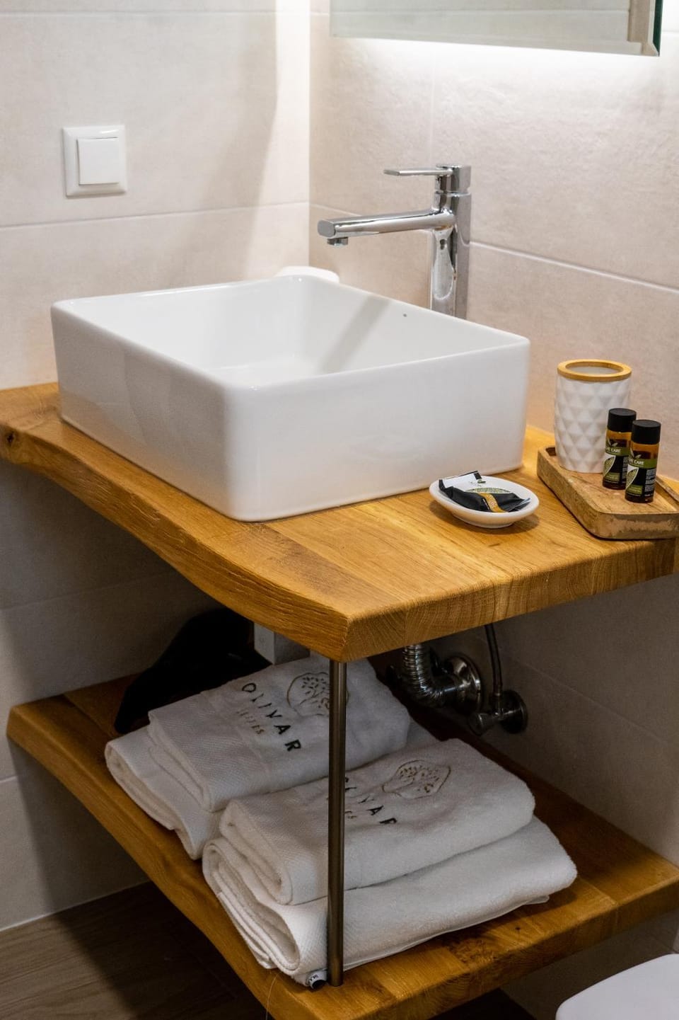 Bathroom, towels