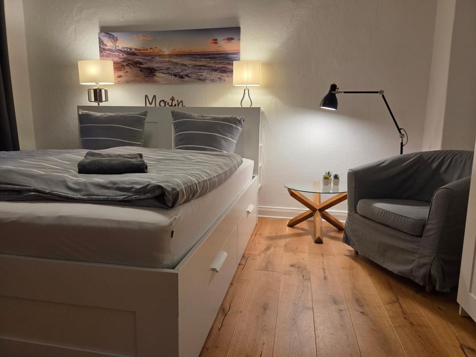 Bed, Photo of the whole room, Seating area, Bedroom