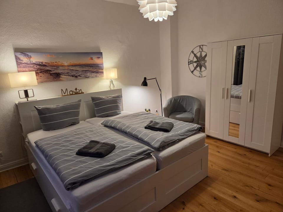Bed, Photo of the whole room, Seating area, Bedroom, towels, wardrobe