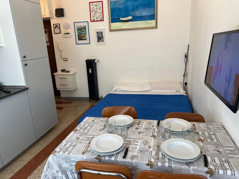Bed, TV and multimedia, Kitchen or kitchenette, Dining area