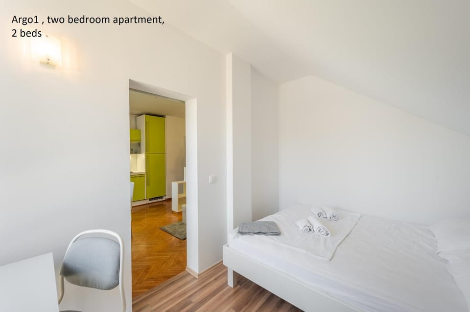 Bed, Bedroom, towels