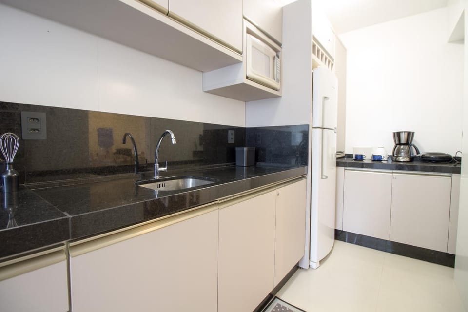 Kitchen or kitchenette, minibar, stove