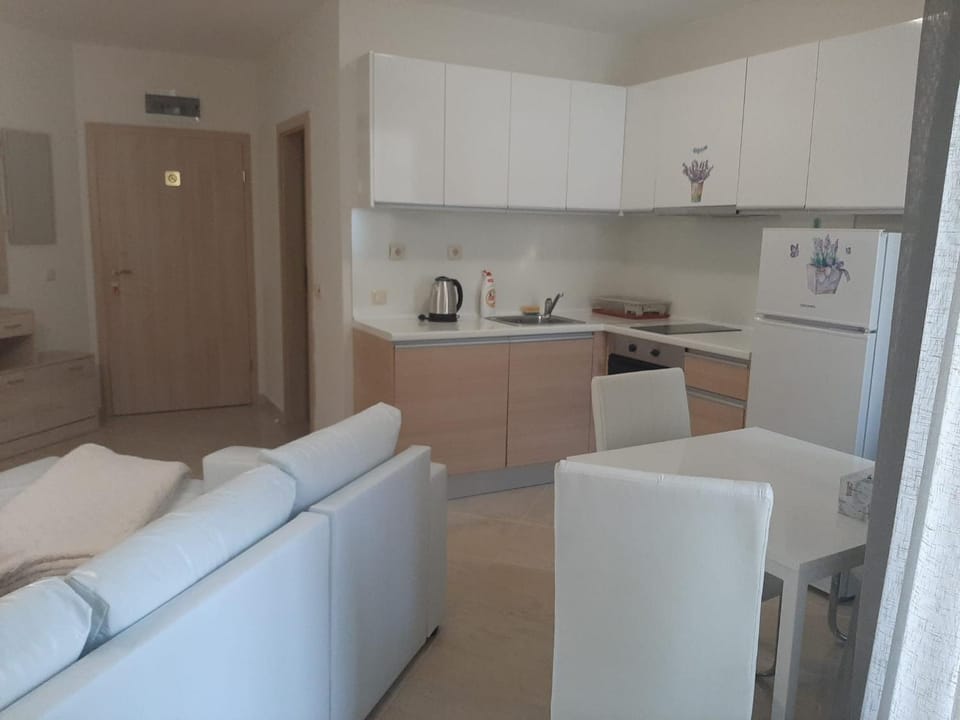 Coffee/tea facilities, Kitchen or kitchenette, Dining area, stove