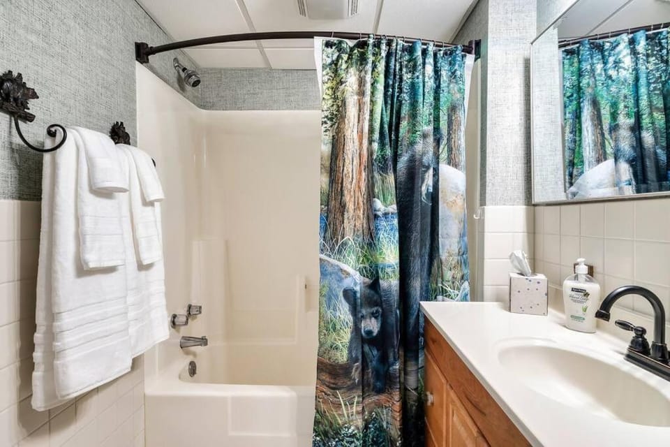 Bear Pause Retreat/Steps to Pkwy/With Indoor Pool Apartment in Gatlinburg