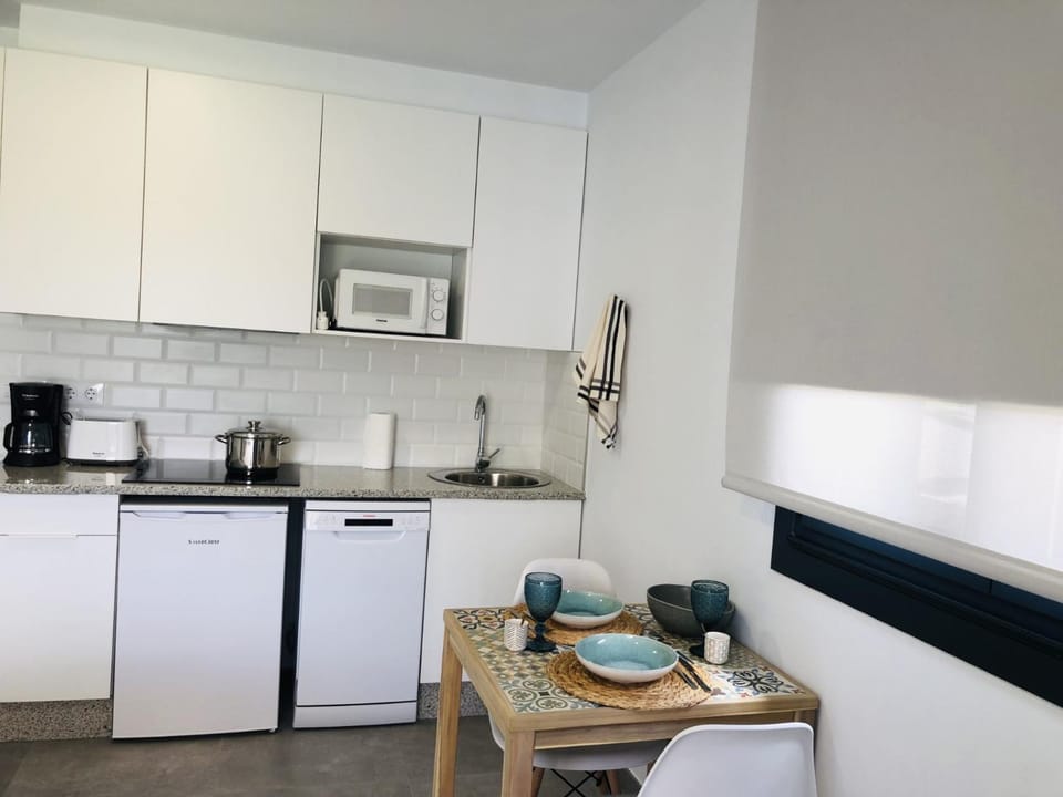 Coffee/tea facilities, Kitchen or kitchenette, dishwasher, minibar, stove, toaster