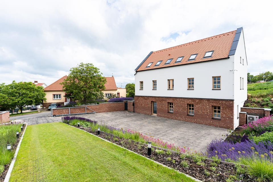 Property building, Balcony/Terrace, Seating area, Garden view
