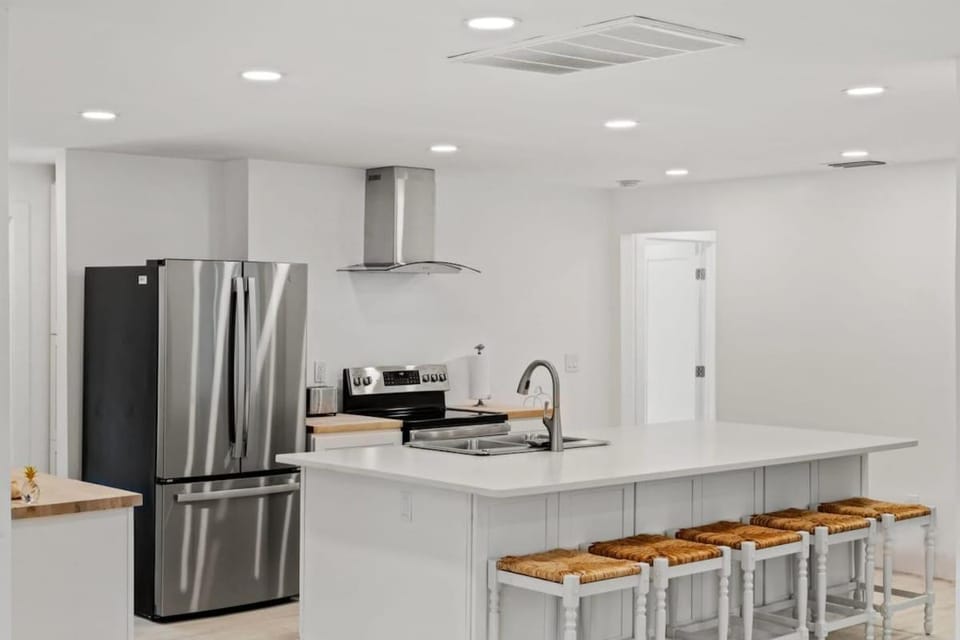 Sanibel Serenity- NEW Gorgeous Near Beach Villa with Pool House in Sanibel Island