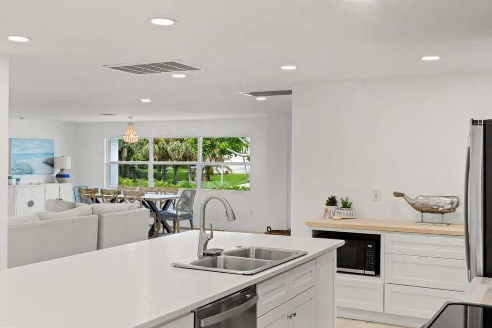 Sanibel Serenity- NEW Gorgeous Near Beach Villa with Pool House in Sanibel Island