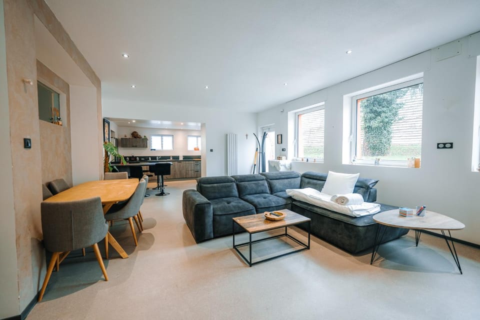 TV and multimedia, Living room, Seating area, Dining area