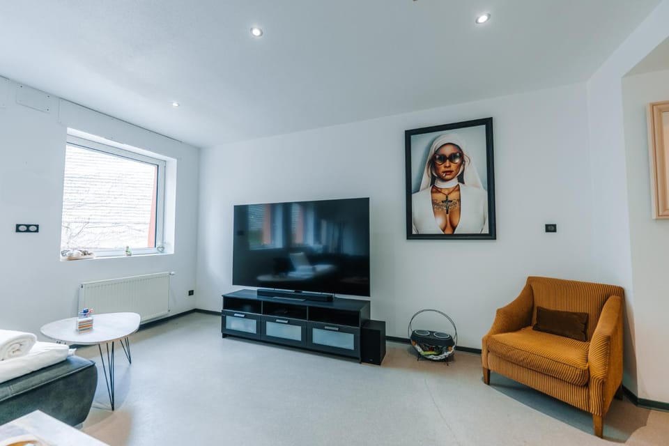 Communal lounge/ TV room, TV and multimedia, Living room, Seating area, Evening entertainment