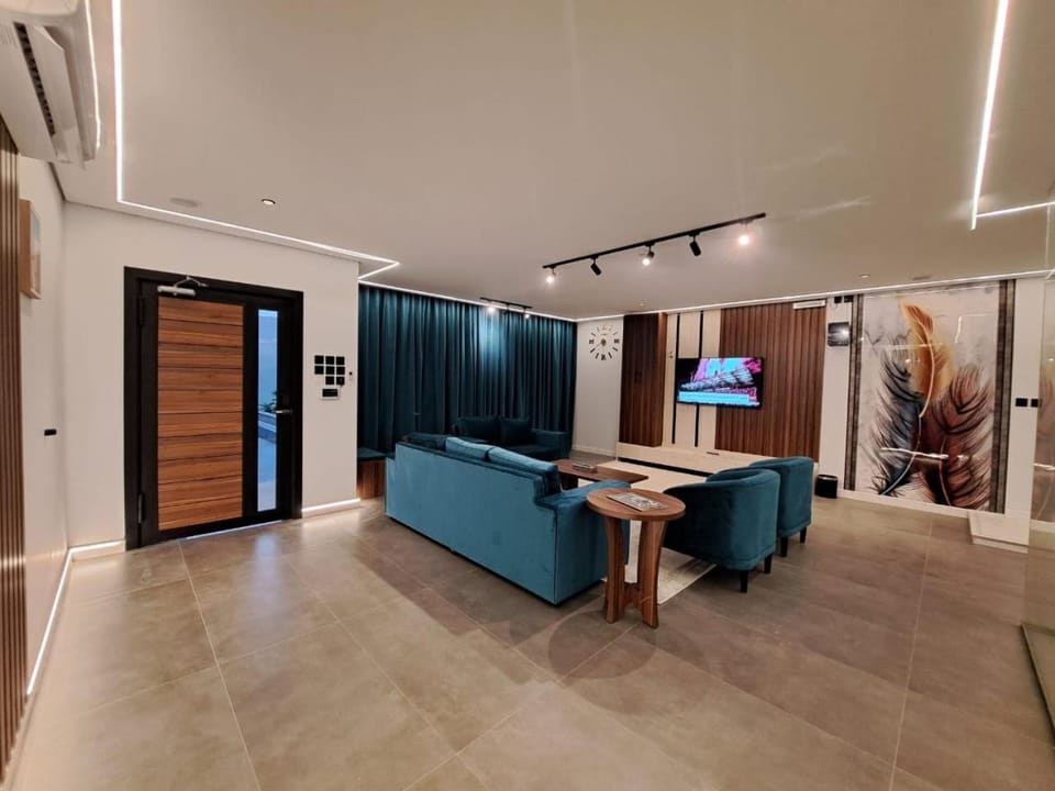 TV and multimedia, Living room, Evening entertainment