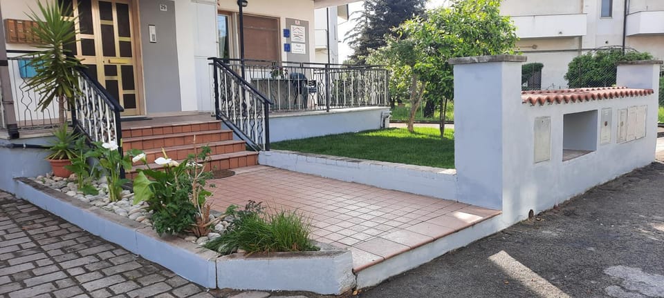 Property building, Day, Neighbourhood, Garden, Garden view, Street view