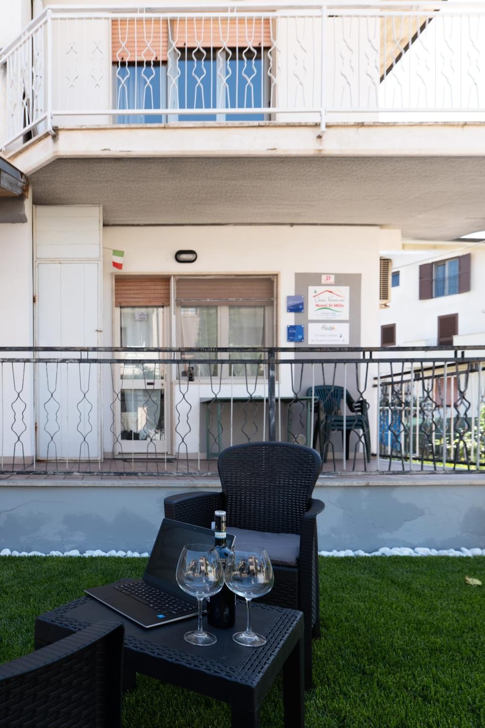 Property building, Day, Balcony/Terrace