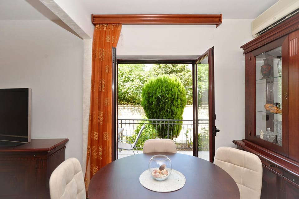 View (from property/room), Seating area, Dining area
