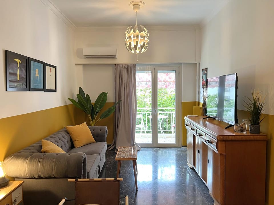 TV and multimedia, Living room, Seating area, air conditioner