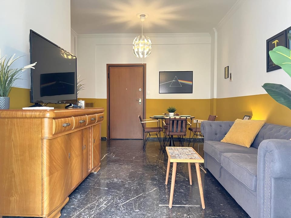 TV and multimedia, Living room, Seating area, Dining area