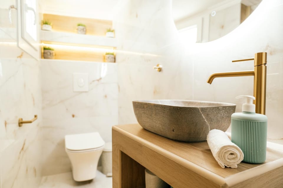 Shower, Toilet, Bathroom, bidet, towels