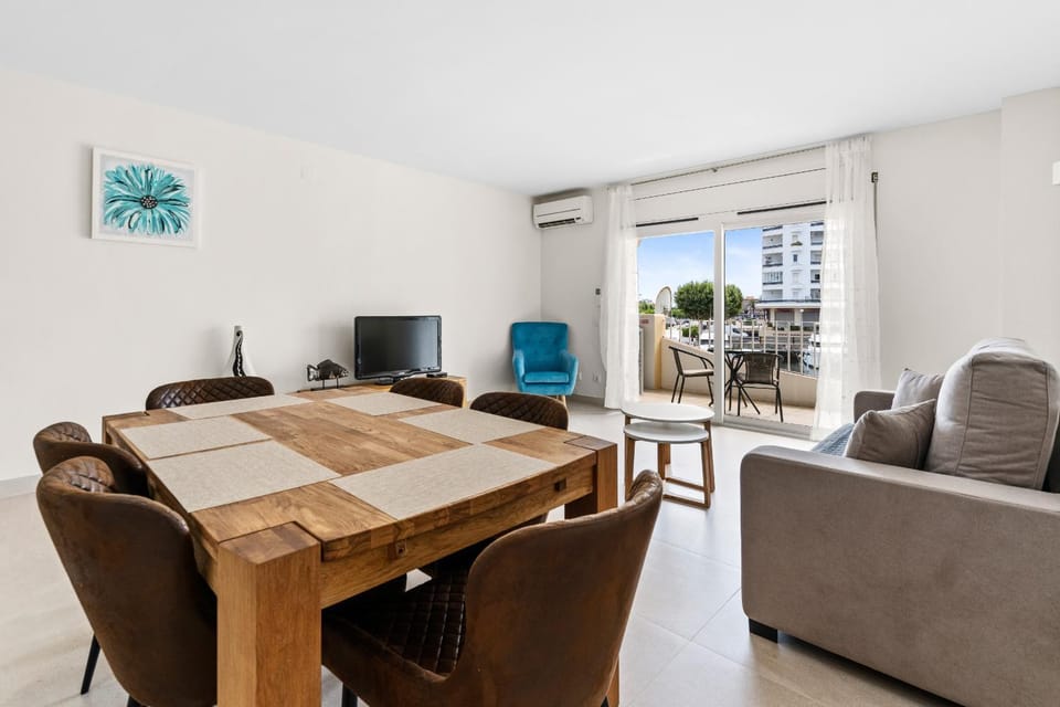 Communal lounge/ TV room, TV and multimedia, Living room, Seating area, air conditioner