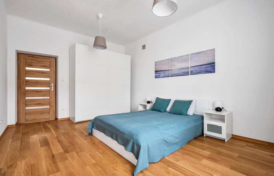 Bed, Photo of the whole room, Seating area, Bedroom