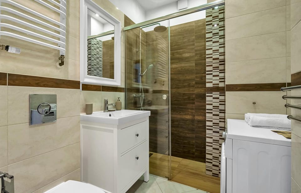 Shower, Toilet, Bathroom, towels