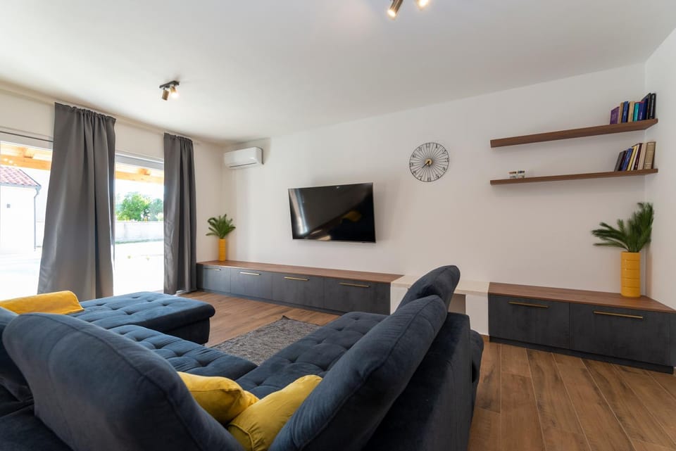 TV and multimedia, Living room, Pool view