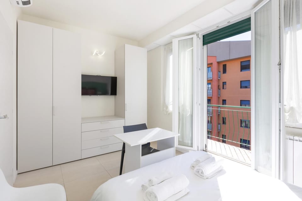 Bed, TV and multimedia, Photo of the whole room, Bedroom, towels, air conditioner