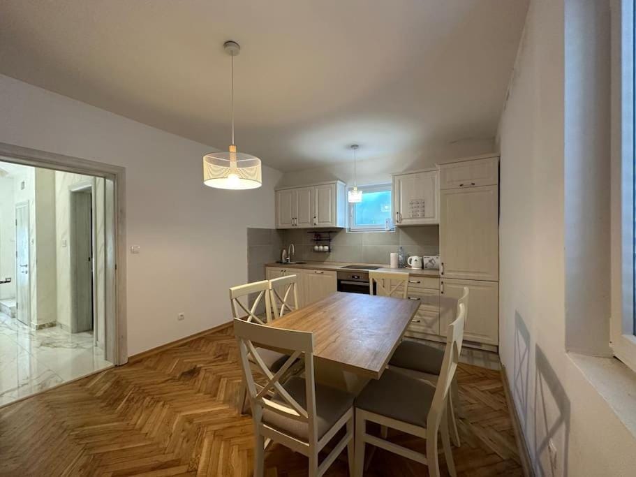 Kitchen or kitchenette, Dining area, stove