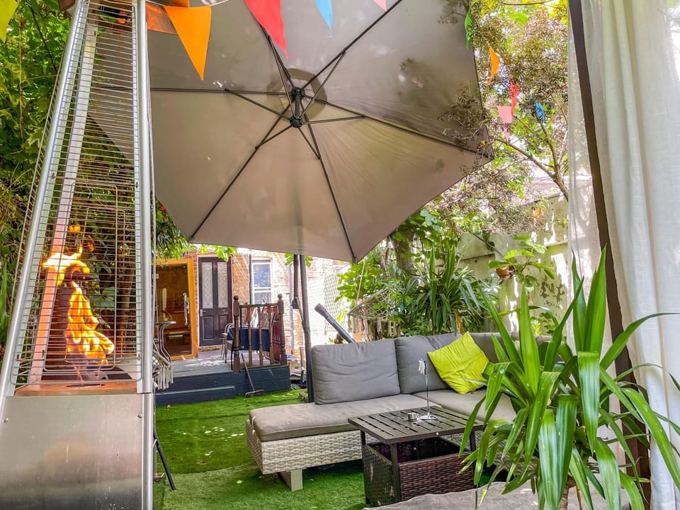 Double Room with TV and Garden Hot Tub Vacation rental in London