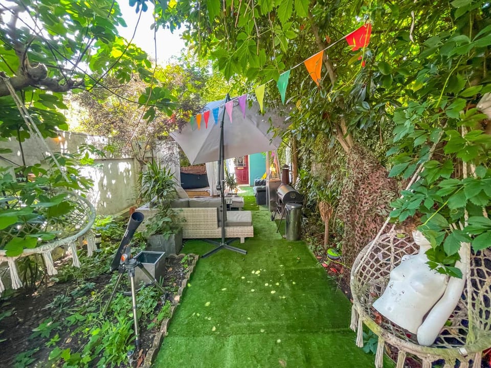 Double Room with TV and Garden Hot Tub Vacation rental in London