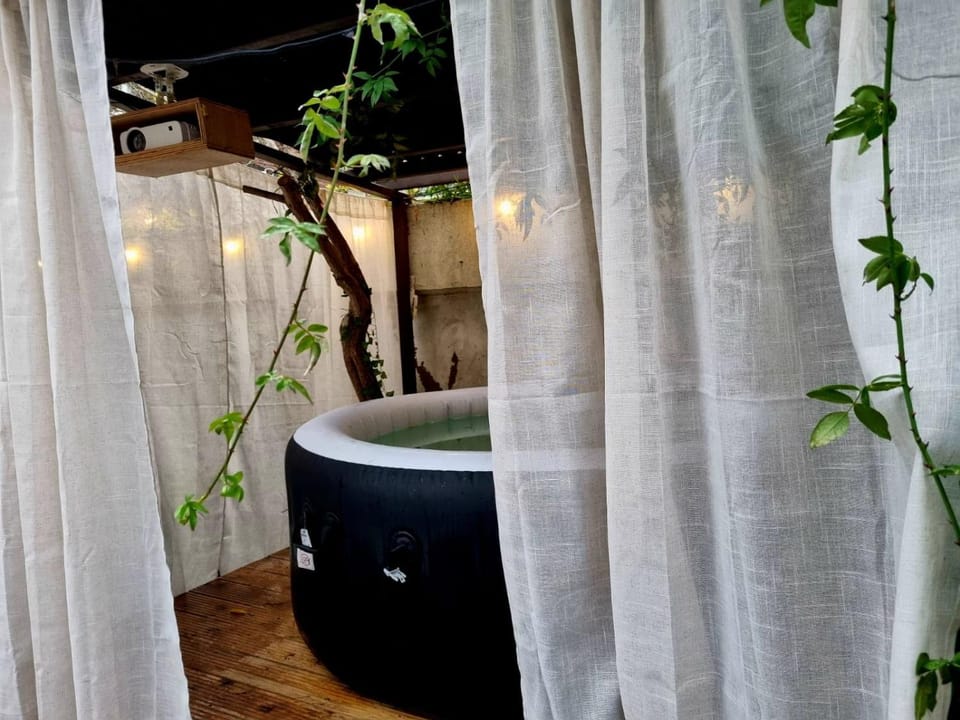 Double Room with TV and Garden Hot Tub Vacation rental in London