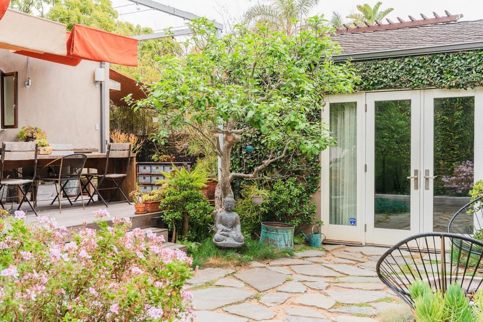 Property building, Patio, Spring, Day, Garden, Dining area, Garden view