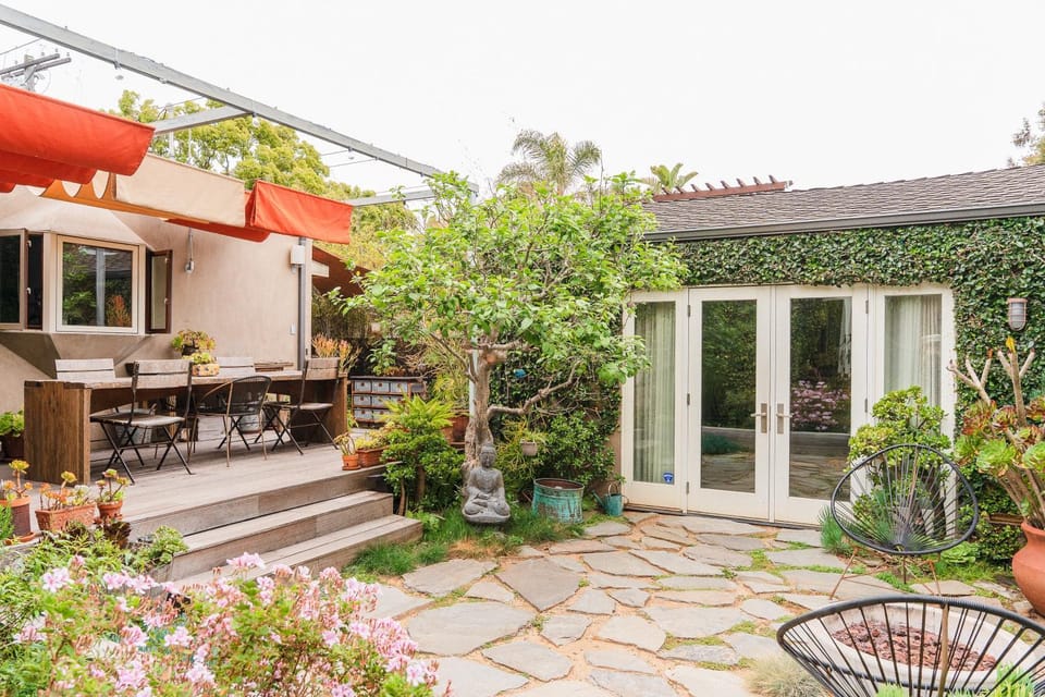 Property building, Patio, Spring, Garden, View (from property/room), Balcony/Terrace, Dining area, Garden view