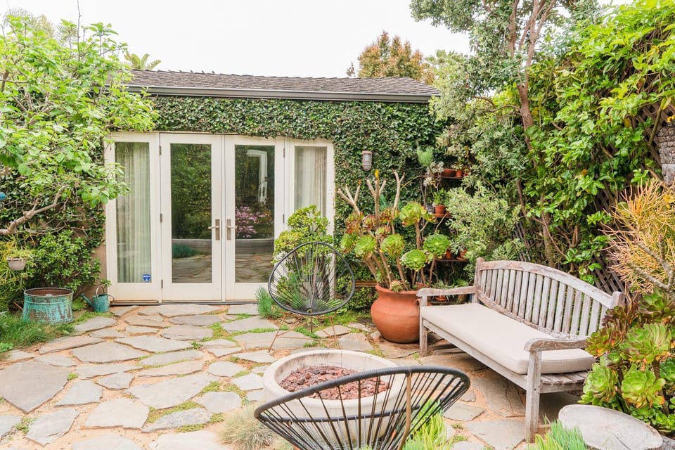 Property building, Patio, Spring, Garden, Seating area, Bedroom, Garden view